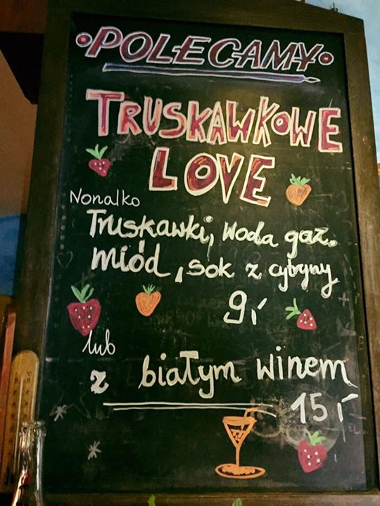 Photo of szprycer truskawkowy na białym winiepole…