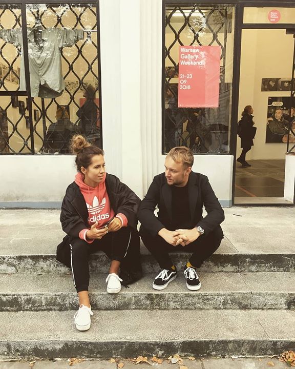 Photo of chodzimy po galeriach, jeździmy po świec…