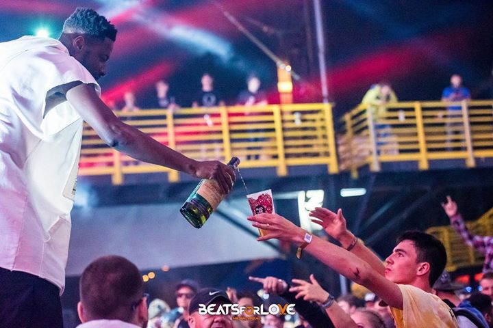 Photo of Stage “drinking” s headlinerem – proč ne…