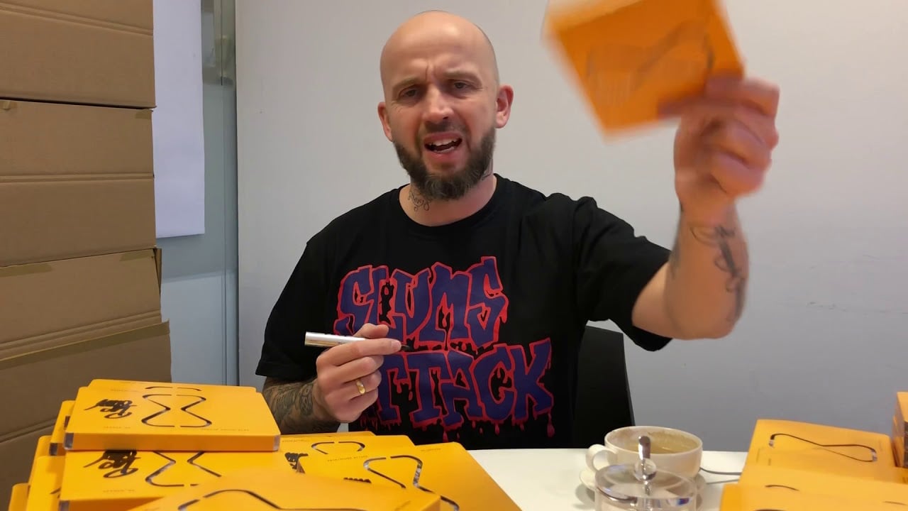 Photo of Peja podpisuje preorder 25_godzin