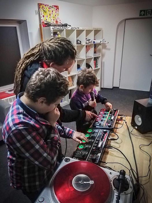 Photo of Ćwiczenia gry na Loop’erze podczas zajęć…