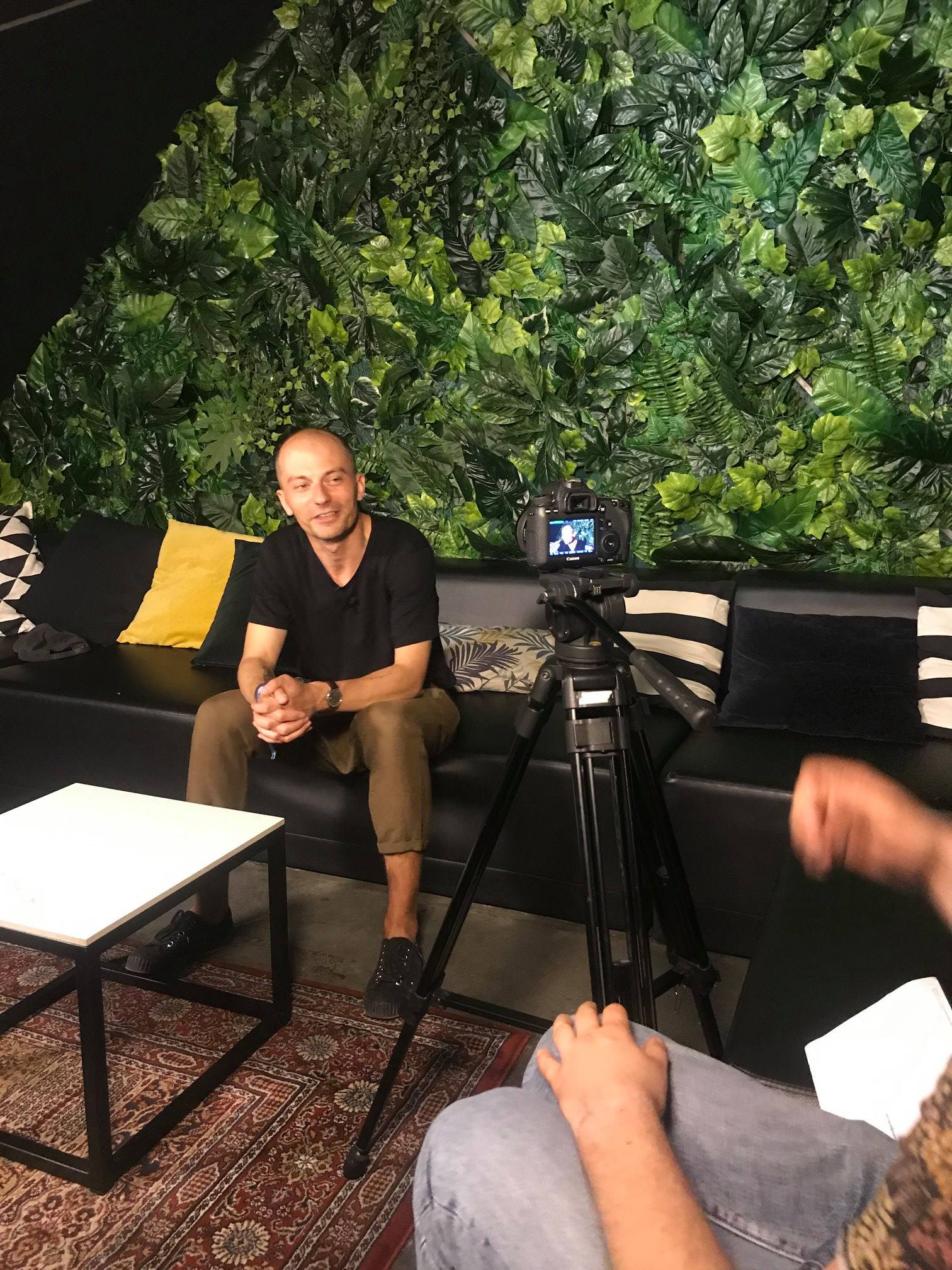 Photo of POZNAŃ! Już dziś o 20:15 Emil Blef wbija…