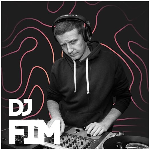 Photo of Dj Fim, który prowadzi zajęcia z DJingu …