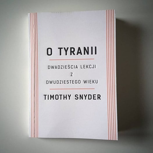 Photo of Timothy Snyder na teledysku polskiego ra…