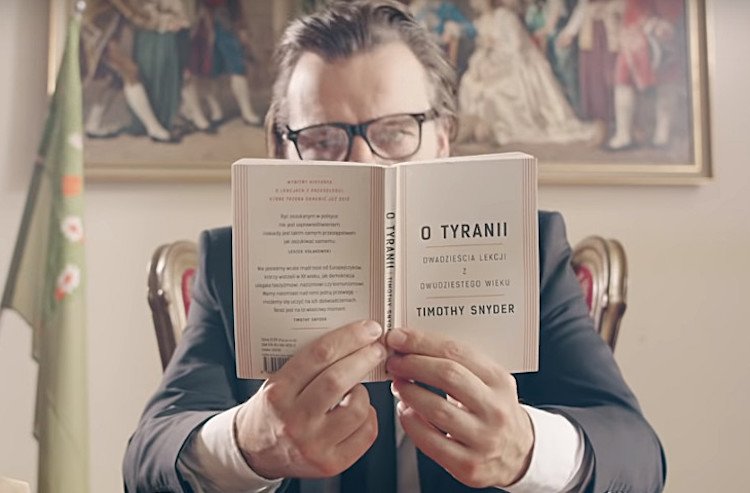 Photo of Polscy raperzy milczą o polskiej polityce? Nasz felieton z okazji 30. rocznicy upadku komuny