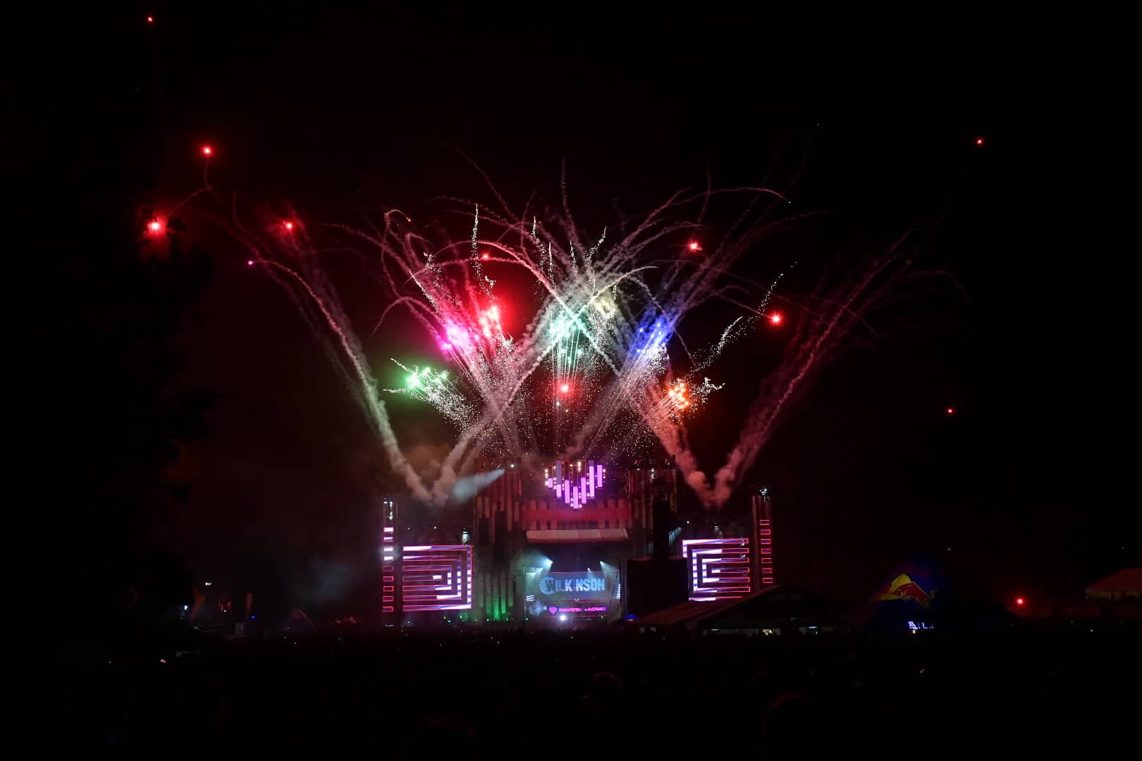 Photo of Wilkinson a pompézní ohňostroj na LOVE S…