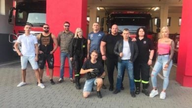 Photo of „Nim świat spłonie”. Szczeciński raper Sobota nagrał teledysk ze strażakami ochotnikami ZDJĘCIA, WIDEO