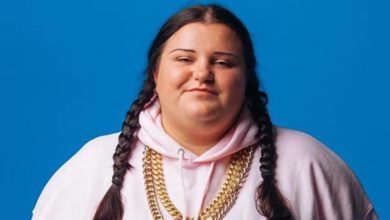 Photo of Z bazarowej sprzedawczyni stała się głosem pokolenia. Alyona Alyona to łyk świeżego powietrza