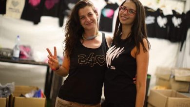 Photo of Merch stánek stále jede! Přijď si pro no…