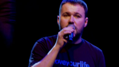 Photo of Schmidt Electric feat. Ten Typ Mes i Łukasz Stasiak – Studio, Scena, Łóżko (live)